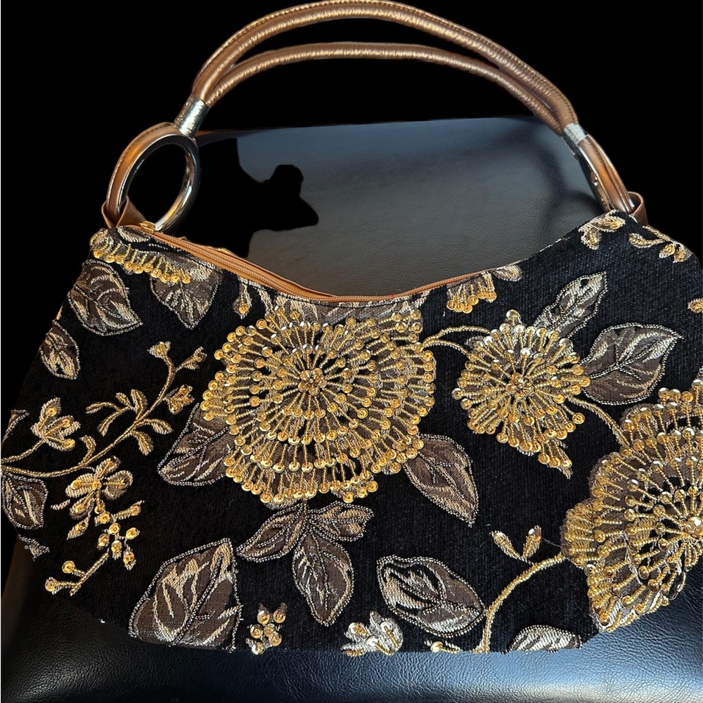 Gorgeous shoulder carpet bag! One bag, two looks! Two parallel top zippe…